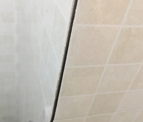 壤塘瓷砖空鼓维修公司分享阳台瓷砖脱落的修复过程可以分为以下几个步骤