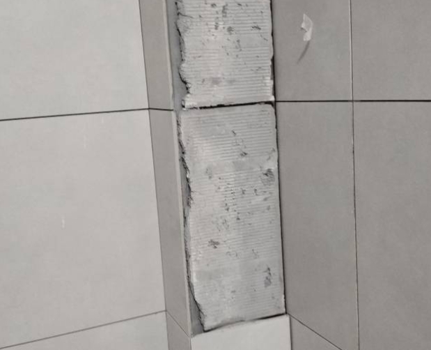 壤塘瓷砖空鼓维修公司分享下瓷砖施工前基层浇水润湿程度不足，可能导致以下问题