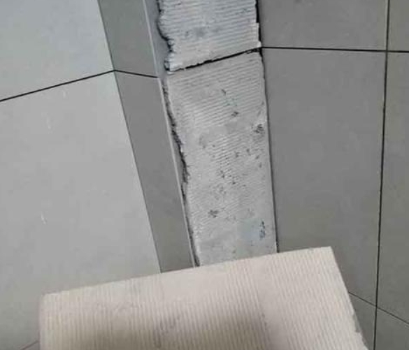 壤塘瓷砖空鼓维修公司分享下厨房瓷砖脱落的补救措施。